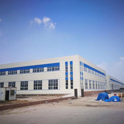 PEB Steel Buildings üretim atölyesi pas ve çevresel etkiden korunmak için boya çözümleri sunar