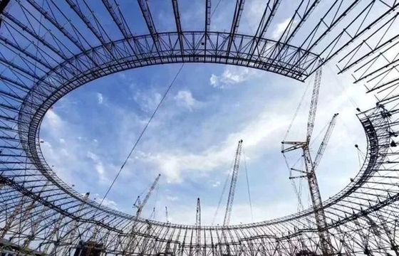 Sandviç paneli veya çelik yapısı çatısı olan çelik yapı depo