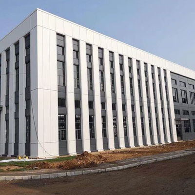 Galvanizli çelik kirişleri ve sandviç paneli çatısı olan kaynaklı çelik yapılar