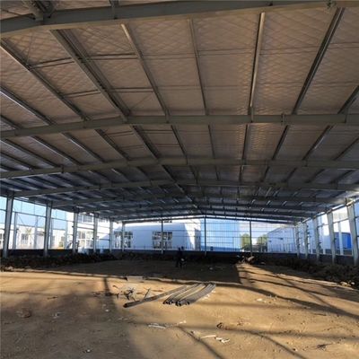 Saldırılmış çelik sütunları ve galvanizli veya boyalı yüzeyleri olan özelleştirilebilir çelik binalar