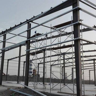 Karbon Prefabrik Çelik Binalar Sandviç paneli çatısı ile galvanizli veya boyalı çelik çerçeve yüzeyi