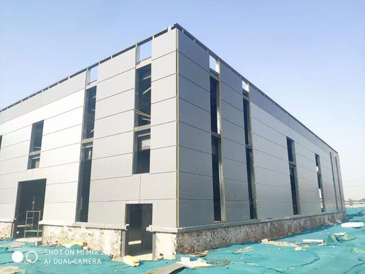 Sa 2.5 Kumlama Seviyesine Sahip Dayanıklı Çelik Yapı Depo ve Çelik Rengi Sac Çatıya Sahip Avrupa S235/S355 Malzeme Kalitesi